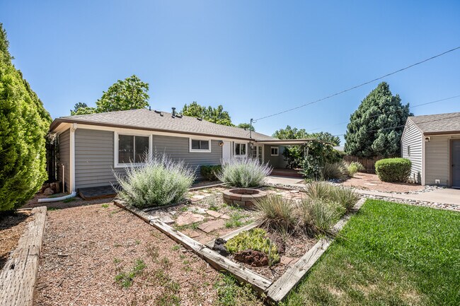 Building Photo - 2140 Robin Dr