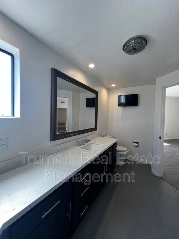 Building Photo - 412 N Kenwood St