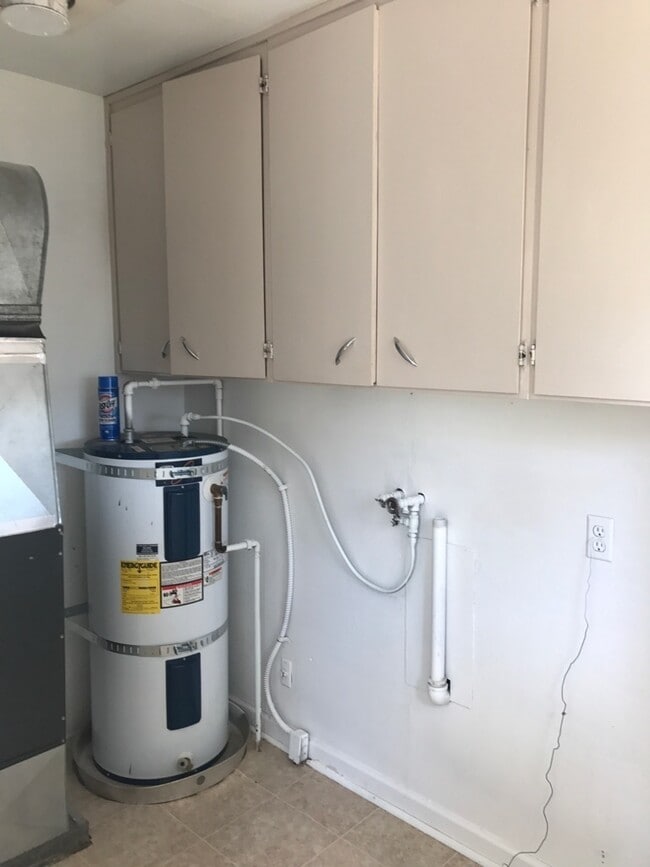 Building Photo - Pet Friendly 2 Bedroom Home Available Soon!