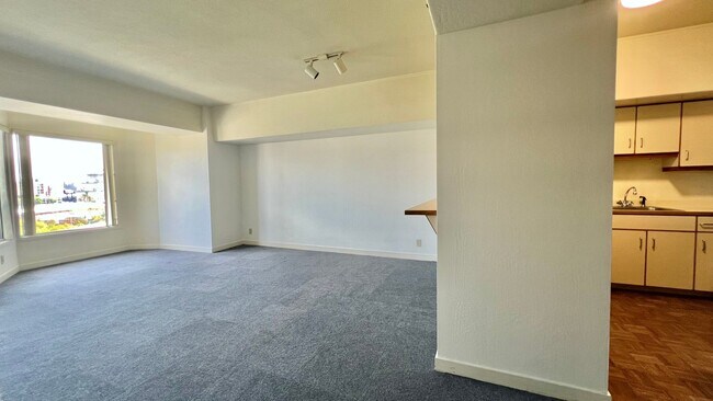 Building Photo - Spacious and convenient  east-facing 1Bd 1...