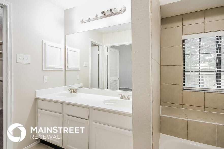 Building Photo - 7003 Oakmantle Dr