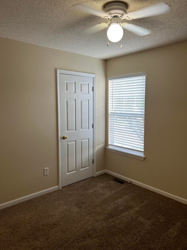 Building Photo - 302 Nikki Way