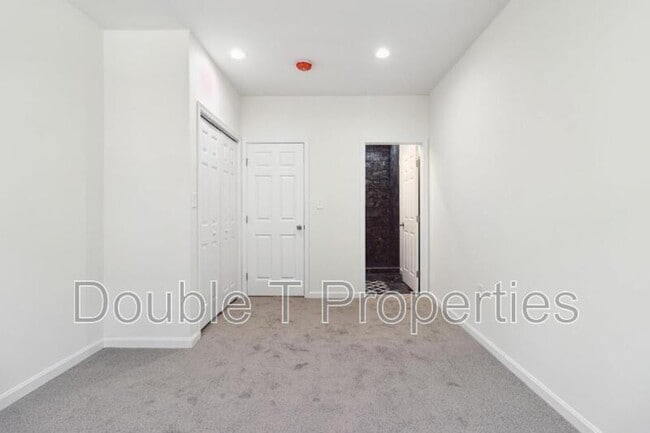 Building Photo - 912 N Milton Ave