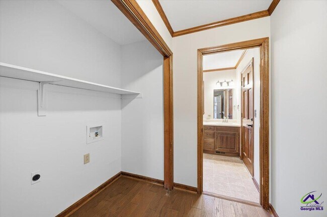 Building Photo - 5056 Wellington Dr