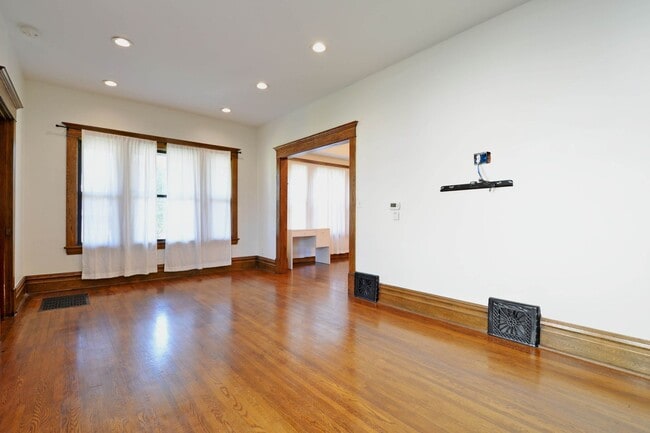 Building Photo - Beautiful 4-Bedroom 2-Bathroom Home Available Now!