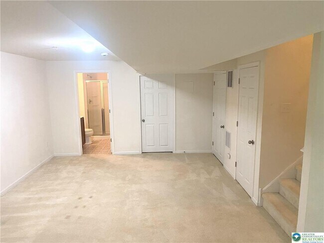 Building Photo - 985 King Way