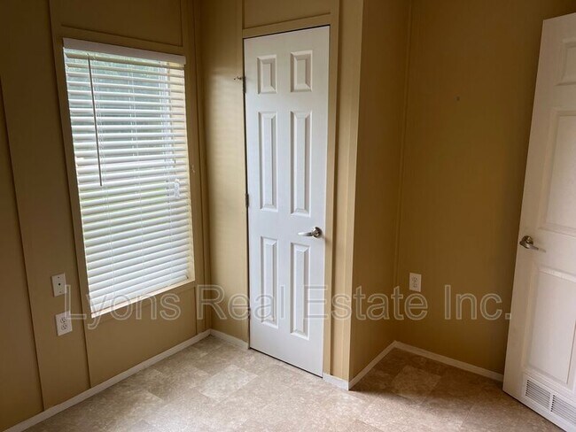 Building Photo - 8086 Heck Dr