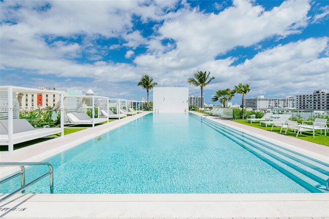 Building Photo - 300 Collins Ave