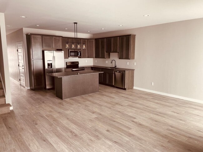Building Photo - 3 Bd / 2.5 Bath