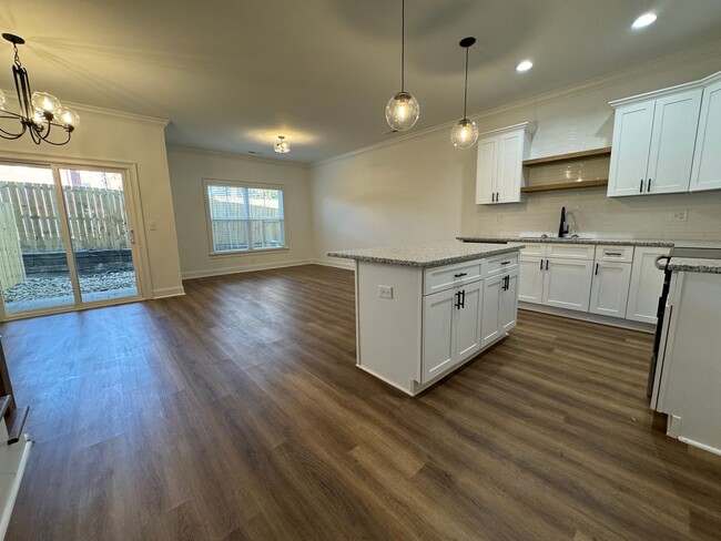 Building Photo - NEW 3/2.5 Gaited Townhouse in Downtown Rom...