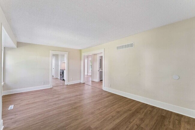 Building Photo - Charming 2-Bedroom Haven in Kansas City Northland!