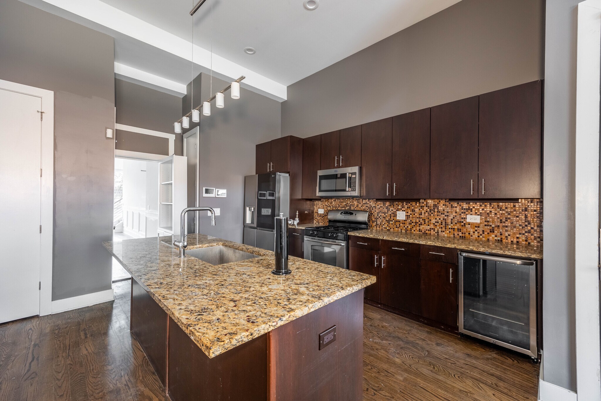 Building Photo - 1008 W Lake St