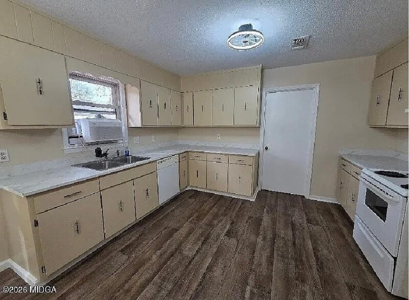Building Photo - 2412 Shea Dr