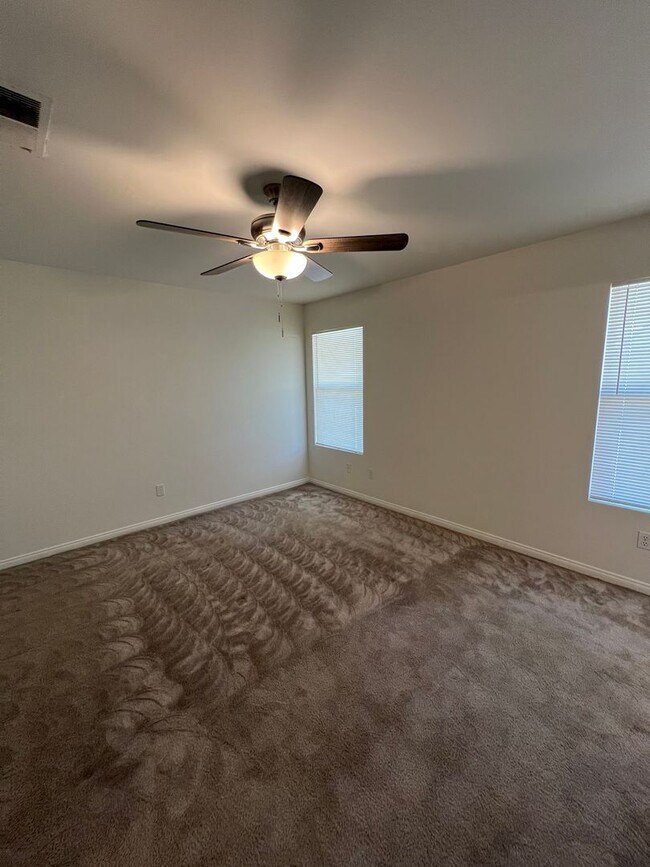 Building Photo - Cute North Bakersfield home!