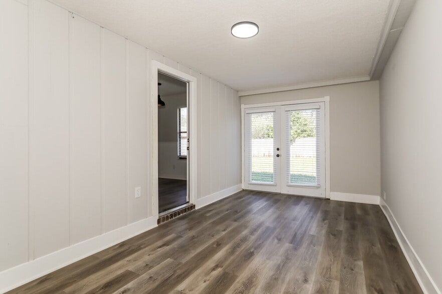 Building Photo - 818 Elmwood St