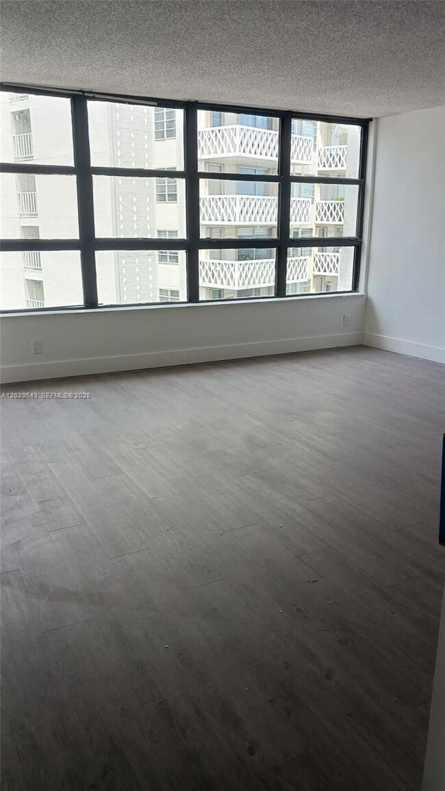 Building Photo - 1440 Brickell Bay Dr