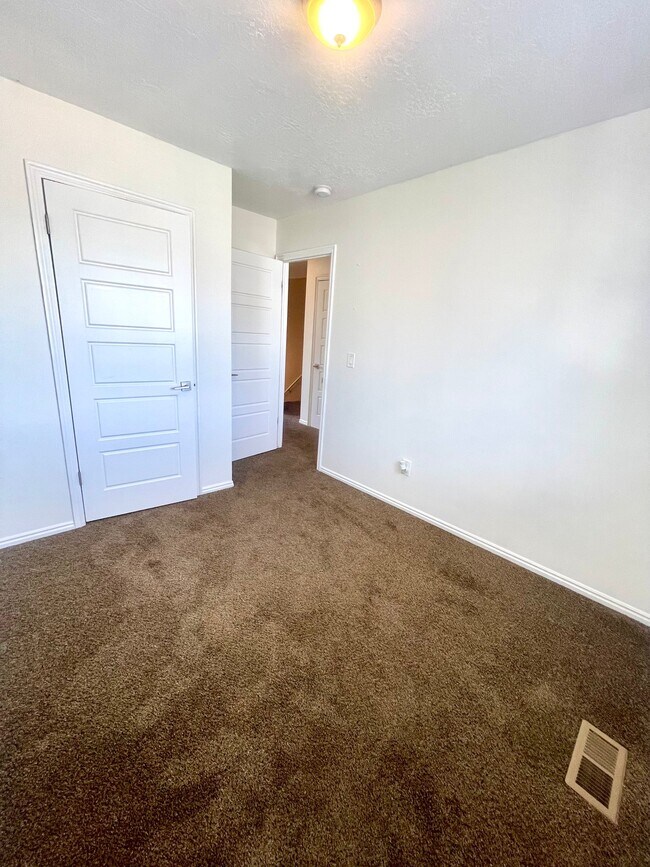 Building Photo - 672 E 950 S