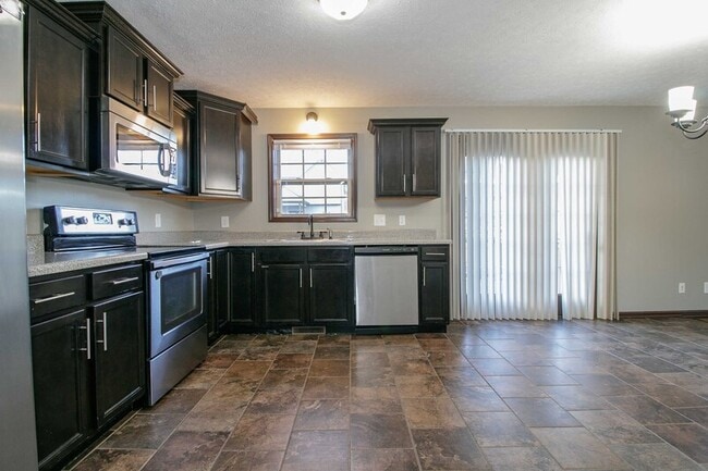 Building Photo - 1450 Raven Rd