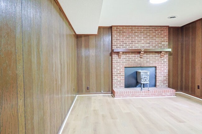 Building Photo - nice renovated 4 Bed 3 Bath