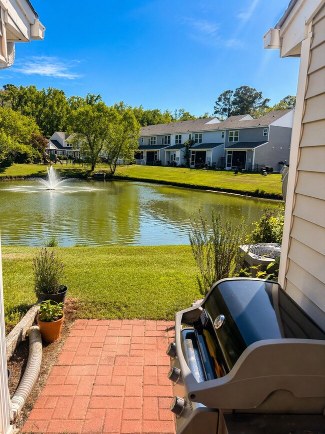 Building Photo - Three Bedroom Townhome Available!