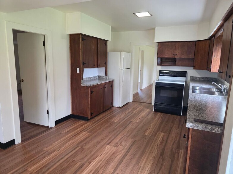 Building Photo - 2381 Elk Valley Cross Rd