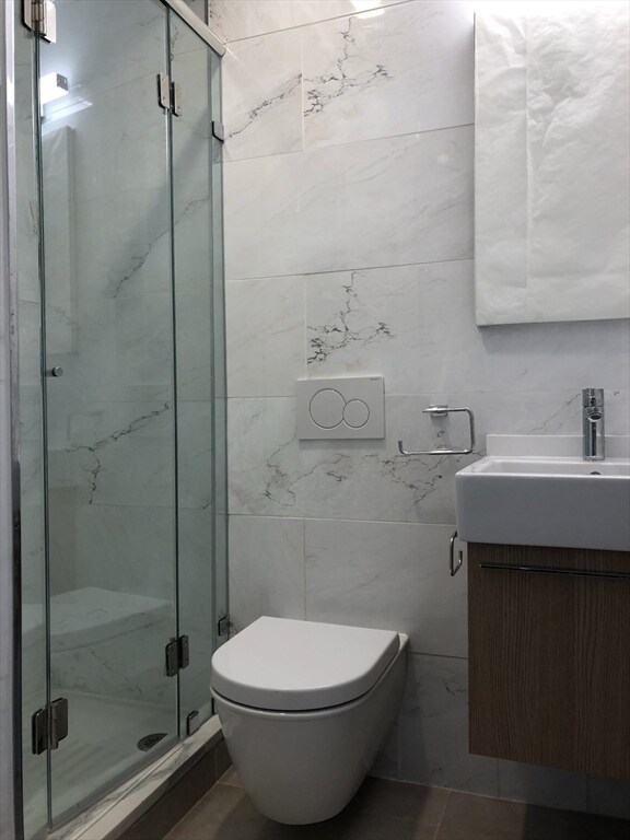 Building Photo - 65 Burbank St