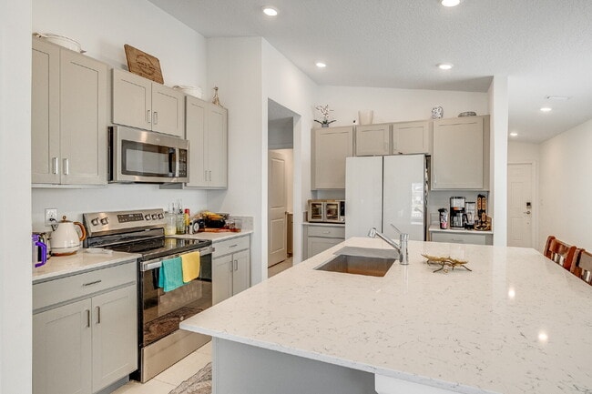 Building Photo - 3/2 in gated Tillman Lakes!
