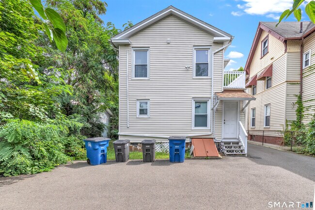 Building Photo - 52 Beers St