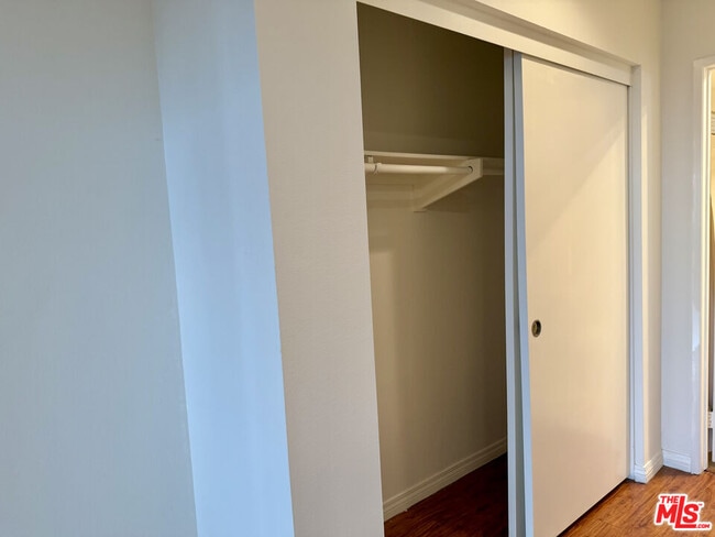 Building Photo - 1348 E Hillcrest Dr