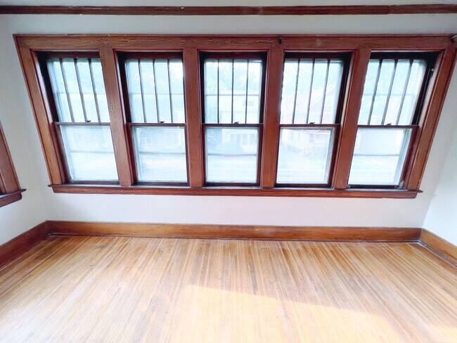 Building Photo - 25 Rosalind St