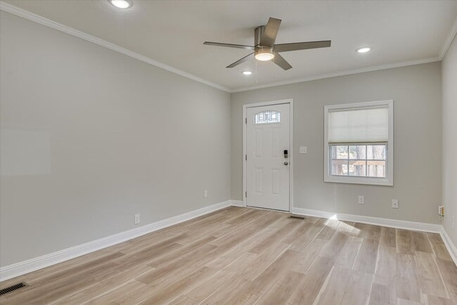 Building Photo - 2 Bed/1 Bath just minutes from Augusta University and Surrey Center, featuring granite countertop...