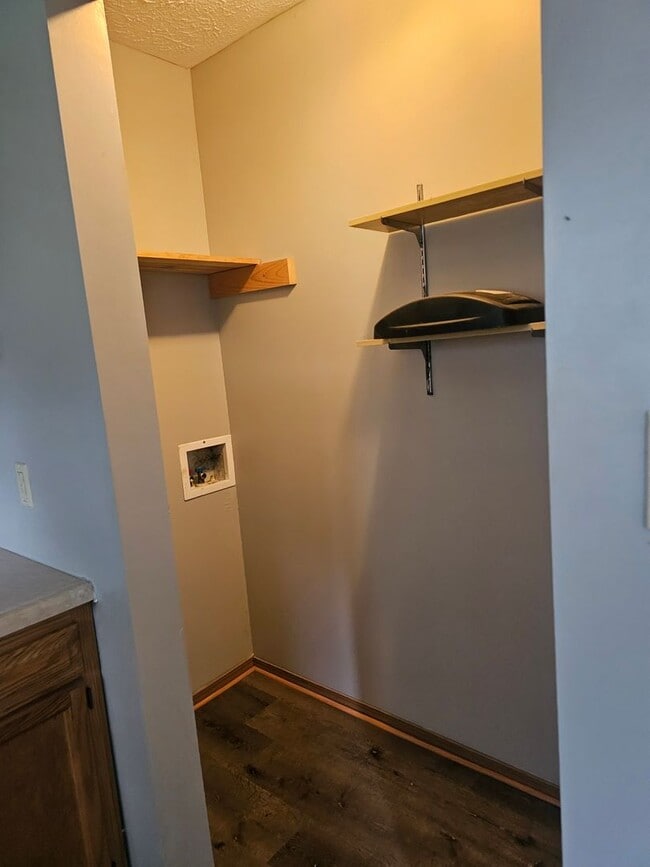 Building Photo - Adorable home ready for you!