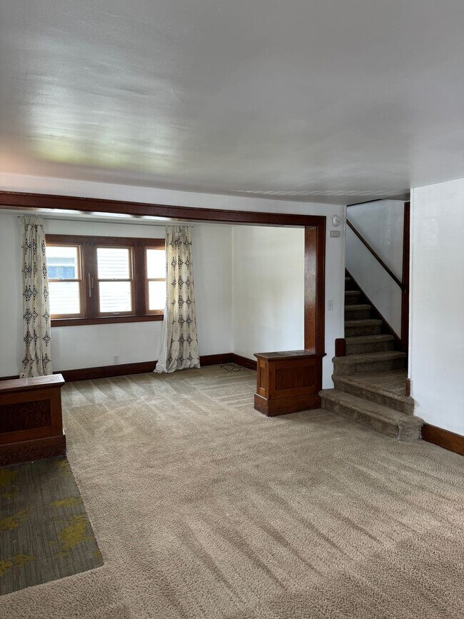 Building Photo - 845 E University Ave