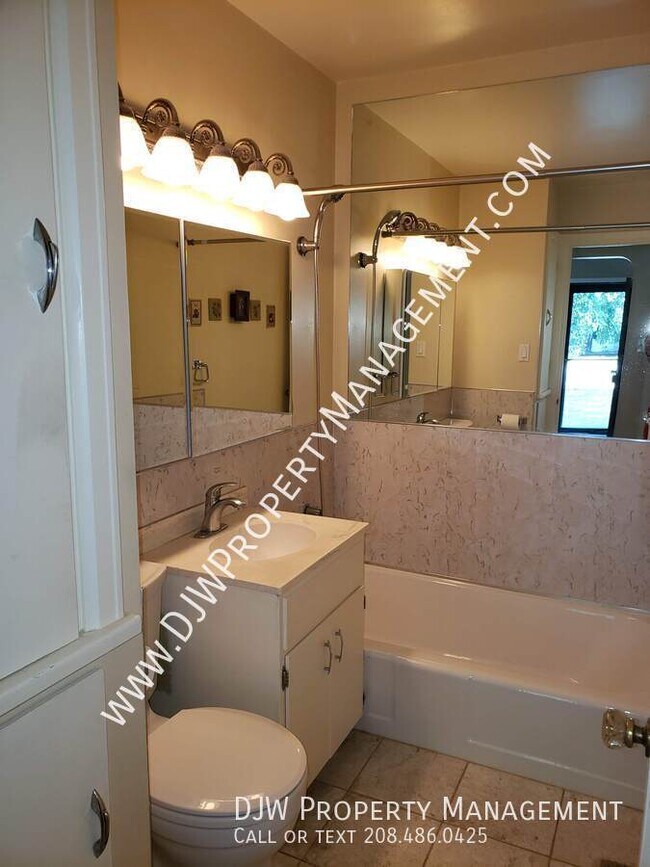 Building Photo - 624 W Linden St