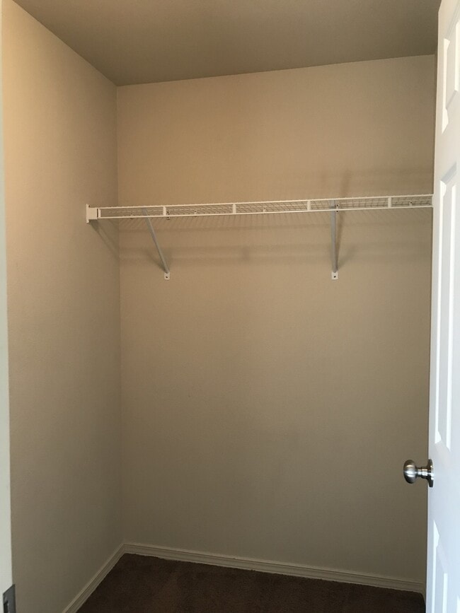 Building Photo - ONE MONTH FREE OF RENT!! Well Maintained, High Ceilings, Bonus Room, Great Location!