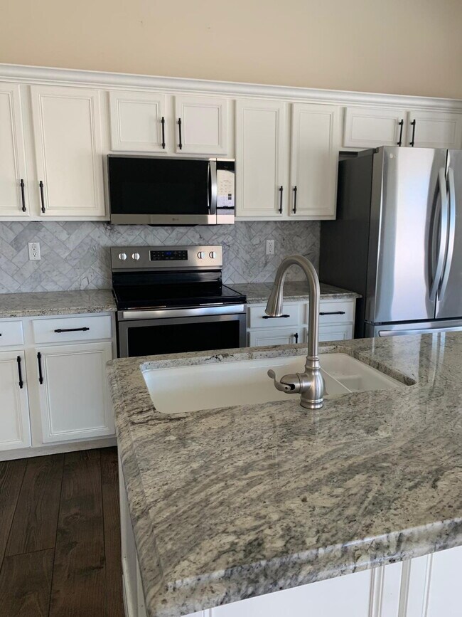 Building Photo - Beautiful Single-Level 3-Bedroom with Priv...