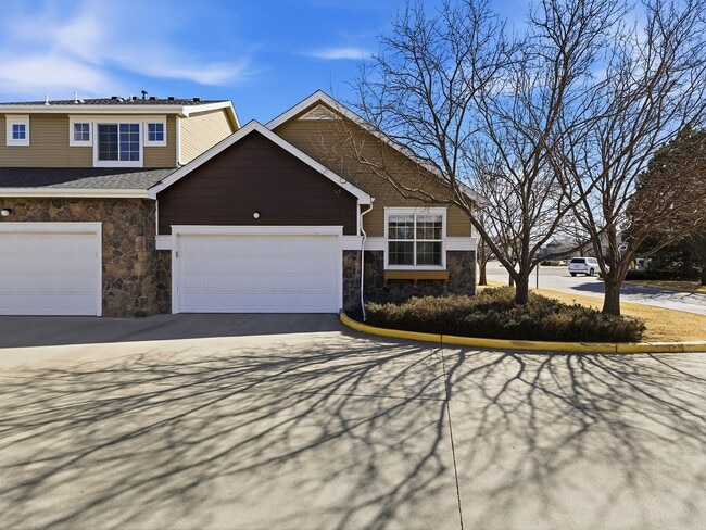 Building Photo - Beautiful 4-Bedroom Townhome With Finished Basement & 2 Full Kitchens!