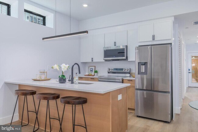 Building Photo - 1012 17th Pl NE