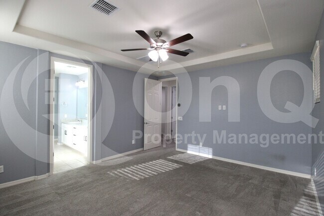 Building Photo - 1086 S Vine St