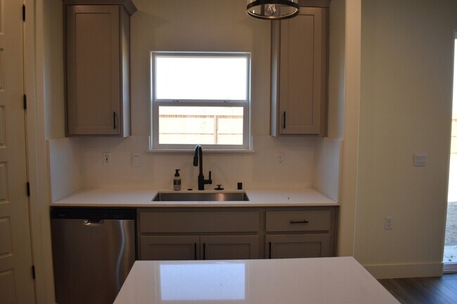 Building Photo - 744 Stephanie Dr