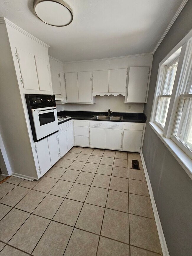 Building Photo - 3 Bed 1 Bath - Florence, AL (Near Cloverdale)