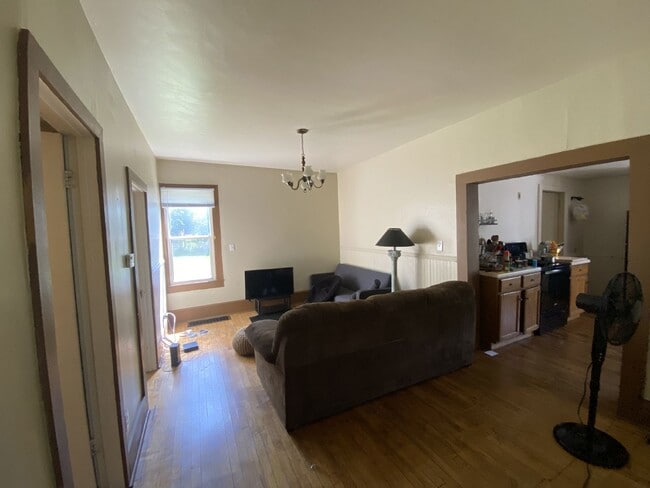 Building Photo - Great 3 bed 1 bath close to campus! Availa...
