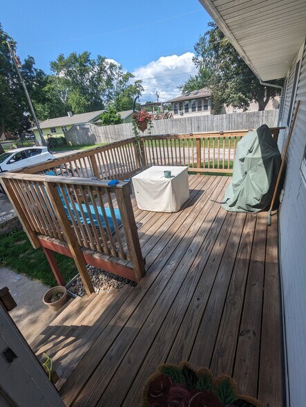 Building Photo - 216 Larch Ave