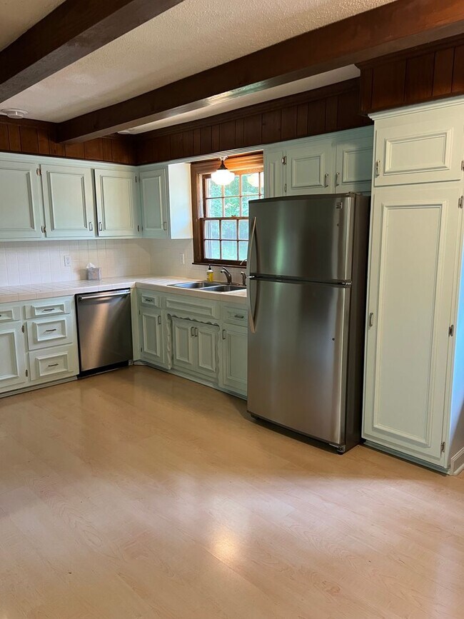 Building Photo - Single Family Home on almost an acre, 4 be...