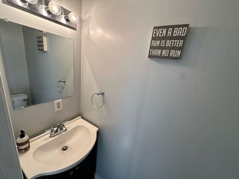 Half bath - 28 Clark St