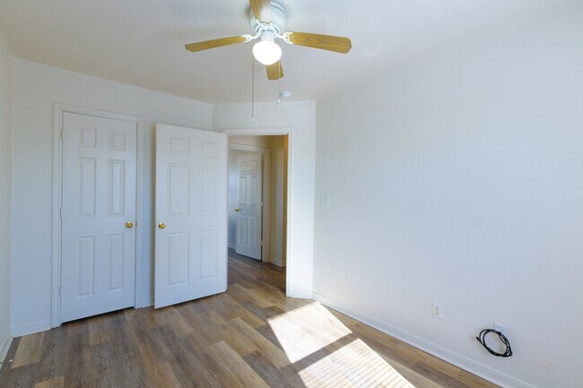 Building Photo - SECTION 8 ACCEPTED & RENT SPECIAL - AVAILA...