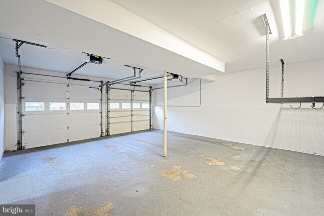 Building Photo - 9705 Locust Hill Dr