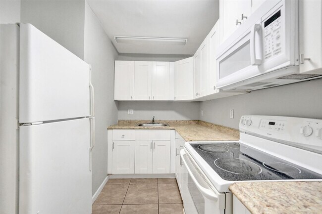 Building Photo - 555 SE 8th St