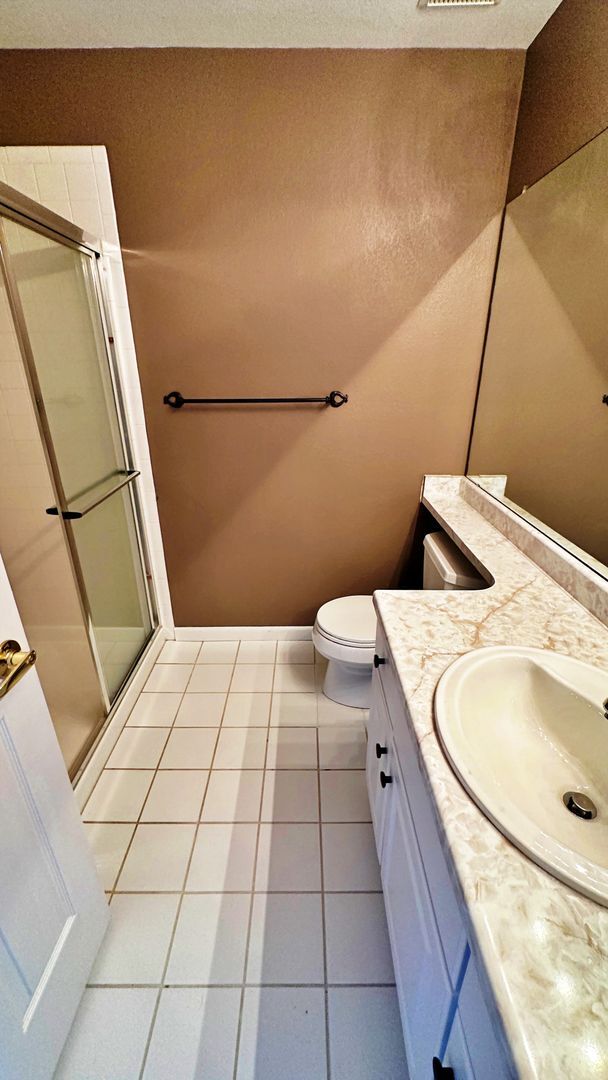 Building Photo - Fantastic Condo 2 Bed 2 Bath with Attached...