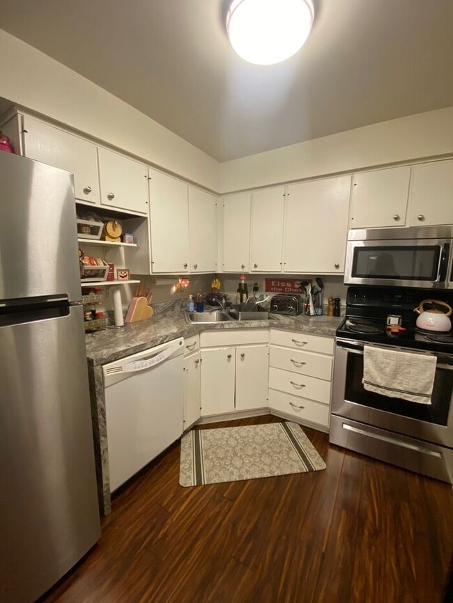 Building Photo - $1,250 | 2 Bedroom, 1 Bathroom Apartment |...